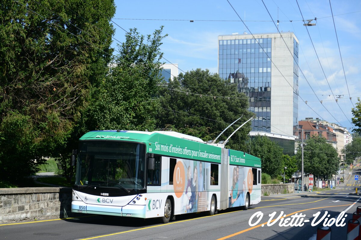 Trolleybus articulé Hess BGT-N2C 850 avec la Pub BCV
Ici sur Avenue du Théâtre
le 17 Juillet 2021