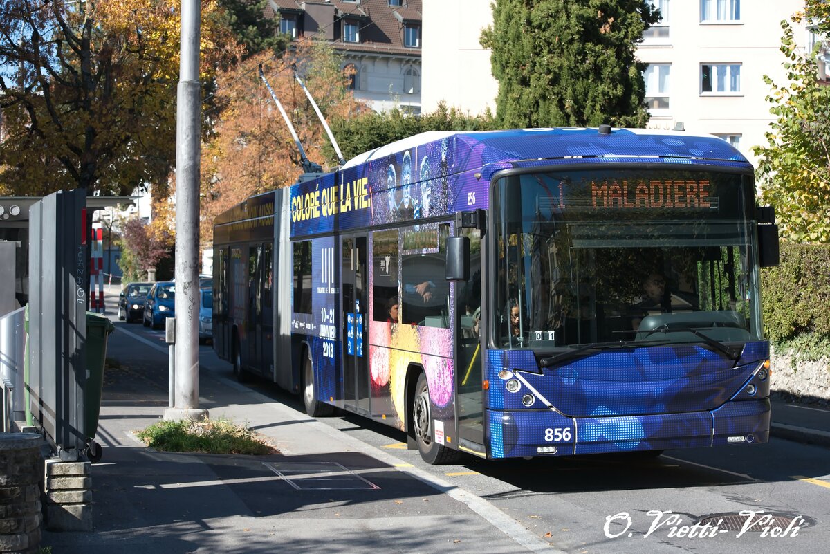 Trolleybus articulé Hess BGT-N2C 856 Avec la pub BlueMan Group
Ici à Lausanne Druey-Collège
le 13 Octobre 2017