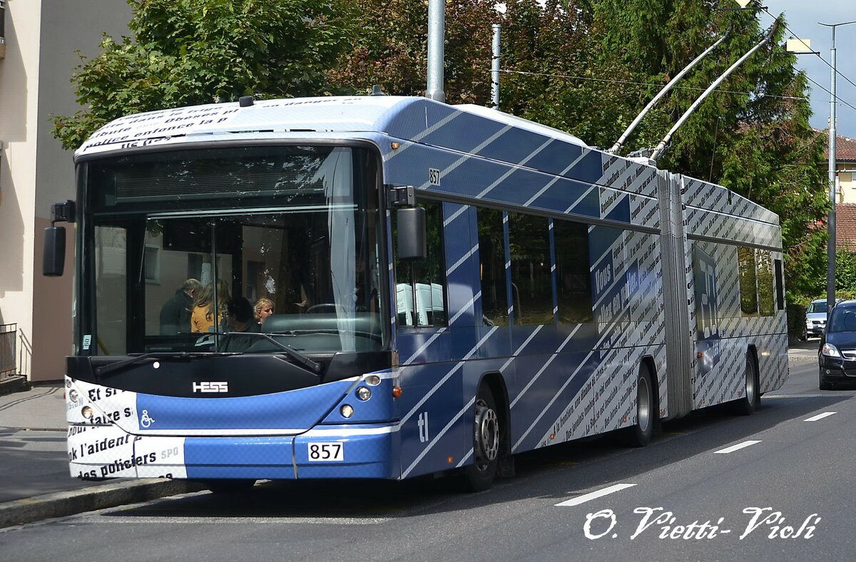 Trolleybus articulé Hess BGT-N2C 857 avec la pub 20 Minutes
Ici à Lausanne Bellevaux
le 17 Septembre 2013