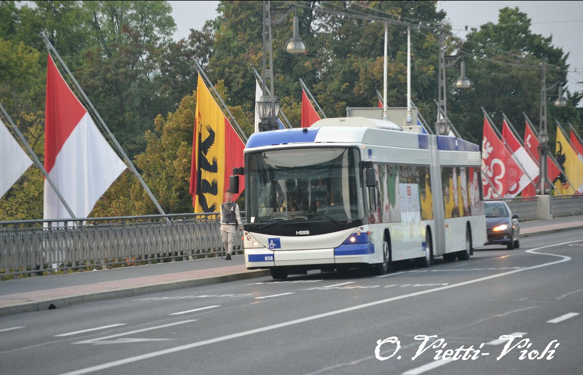 Trolleybus articulé Hess BGT-N2C 858
Ici à Lausanne Pont Chauderon
le 21 Septembre 2011
