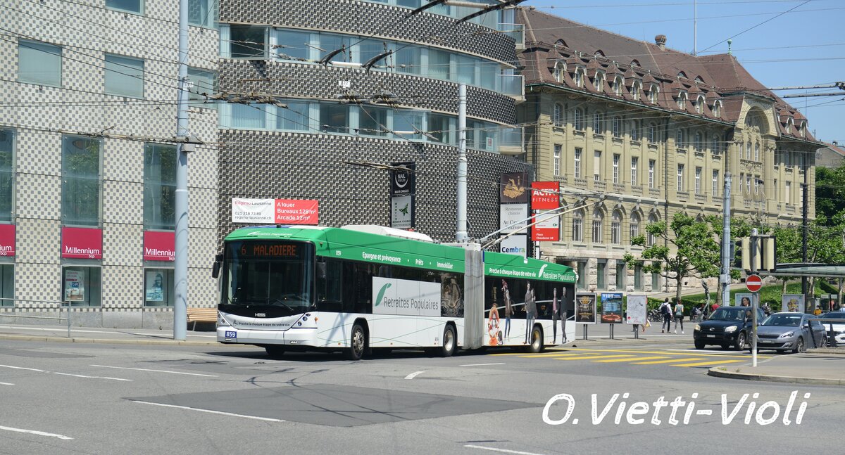 Trolleybus articulé Hess BGT-N2C 859 avec la Pub Retraite Populaires
Ici au carrefour de Lausanne Chauderon
le 10 Juin 2021
