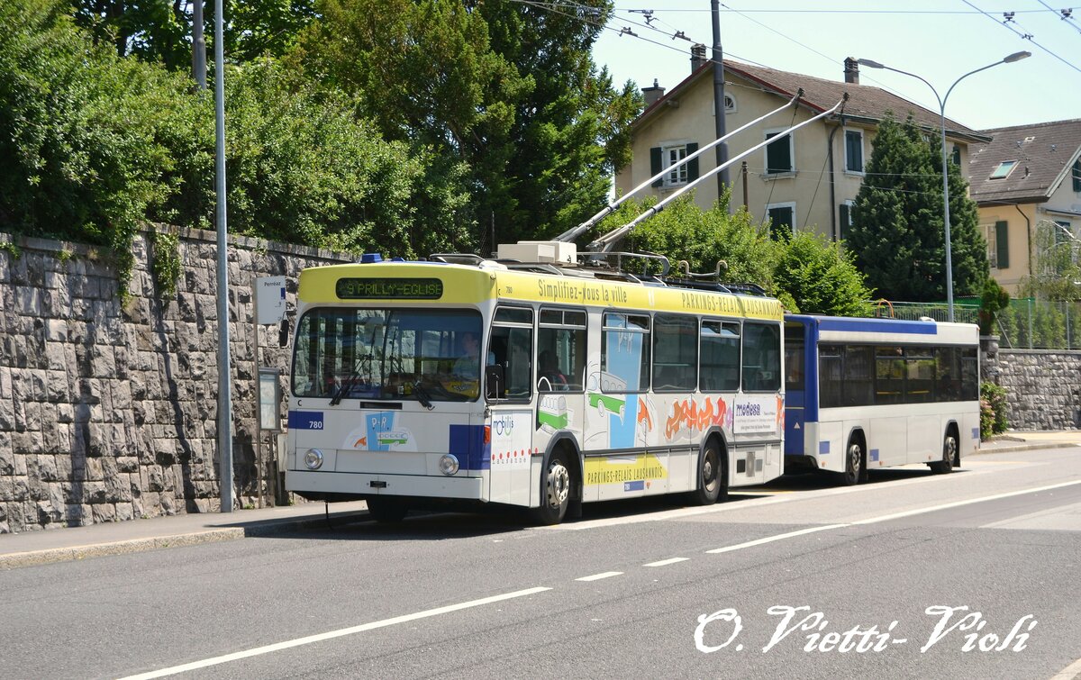 Trolleybus Naw/Lauber 780 avec la pub Parkings Relais Lausanne
Ici à Prilly Perréaz
Le 08 Août 2012