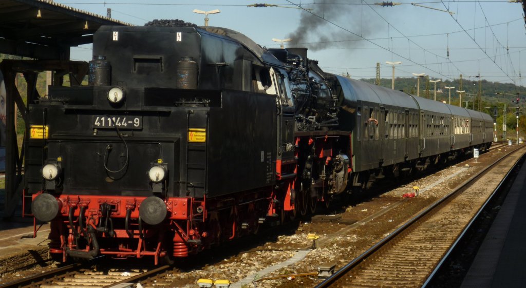 41 1144-9 mit dem Sonderzug  Rotk�ppchen-Express II  von Altenburg nach Freyburg, in Naumburg Hbf am 01.10.2011.
