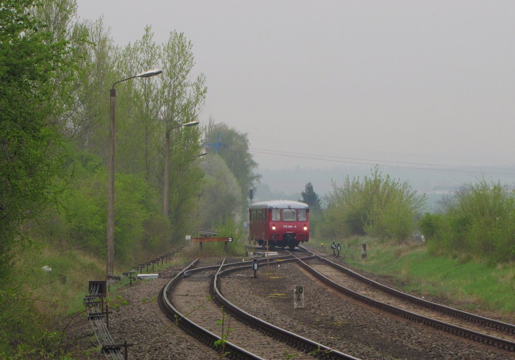 Am 01.05.2013 startete der 1. Unstrut-Schrecke-Express im Jahr 2013 von Erfurt nach Ro�leben. Dazu fuhr das Ferkeltaxi der Erfurter Bahnservice solo von Karsdorf �ber Naumburg nach Erfurt. Hier die kommt 772 345-5 morgens aus dem Anschluss der EBS am Zementwerk gefahren. Nach kurzem Stopp im Bahnhof Karsdorf, ging es als DPE 32738 nach Erfurt Hbf.