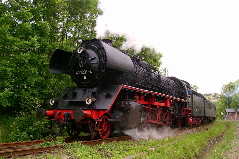 Am 11.06.2005 war die 41 1231-4 der Eisenbahnfreunde Sta�furt mit einem Sonderzug aus Sch�nebeck auf der Unstrutbahn zu Gast. Hier der Leerzug aus Karsdorf nach Abstellung bei der Einfahrt Freyburg. (Foto: Marcel Grauke)