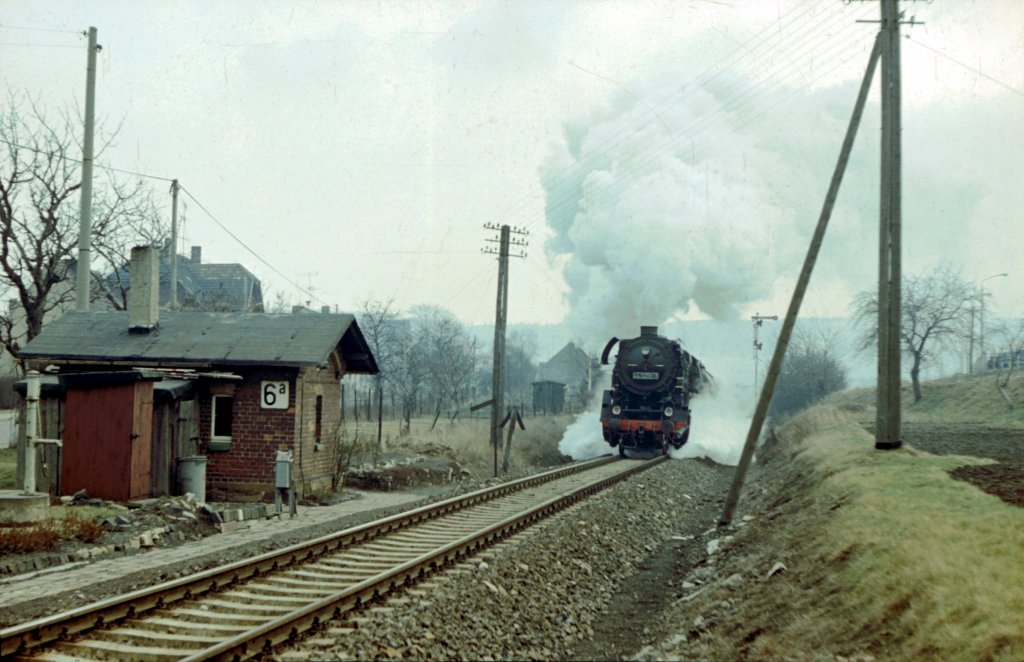 Am 13.02.1981 dampft die DR 44 0286-3 mit einem G�terzug am Posten 6a in Laucha in Richtung Karsdorf. (Foto: Klaus Pollm�cher)