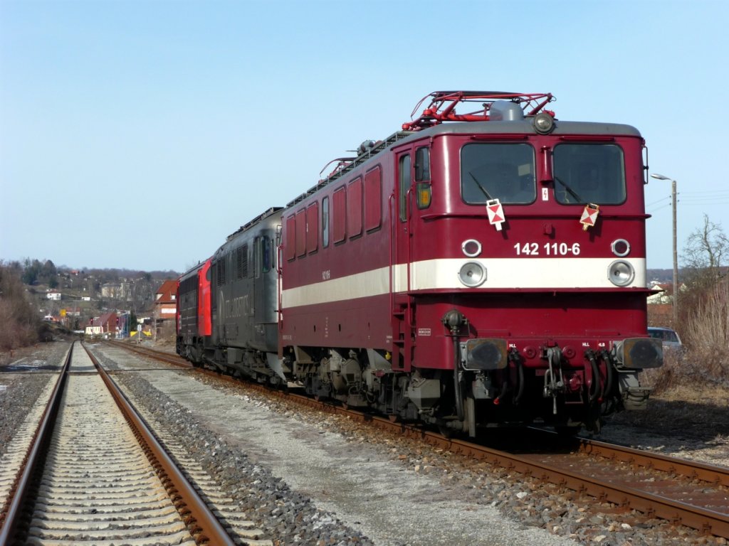 Am 16.02.2012 wurde die EBS 142 110-6 (91 80 6142 110-6 D-EBS) zusammen mit der CTL 252 022-9 von der EBS MY 1131 zum Standort der EBS nach Karsdorf �berf�hrt. Fotografiert im Bf Freyburg. (Foto: Klaus Pollm�cher)