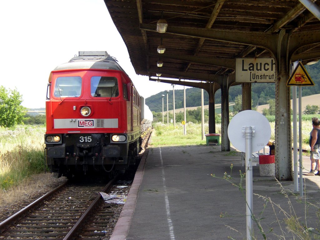 Am 18.07.2007 zog die MEG 315 einen leeren Zementzug nach Karsdorf, hier zu sehen beim Kreuzungshalt in Laucha. (Foto: Klaus Pollm�cher)