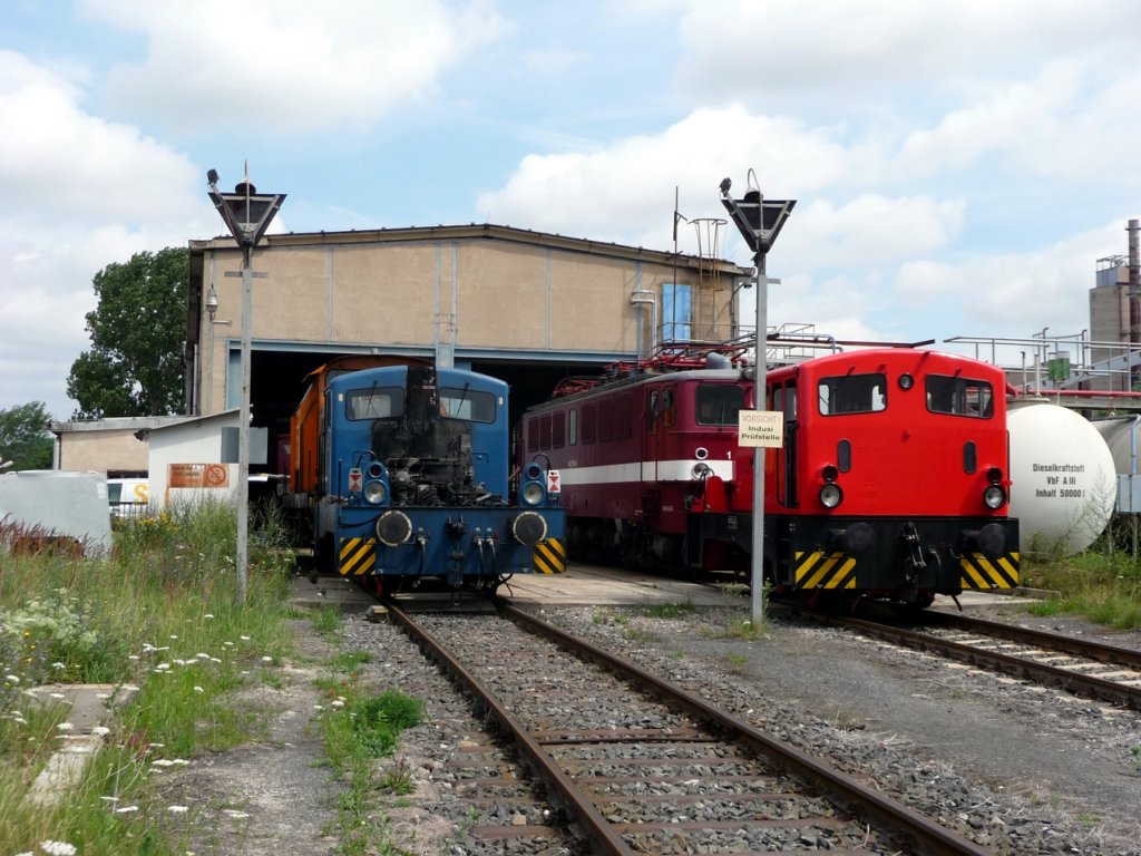 Am 20.07.2012 standen vor der Lokhalle der EBS in Karsdorf die 102 002-3 und die  142 110-6 der Erfurter Bahnservice sowie die TABEG Werklok 1. (Foto: Klaus Pollm�cher)