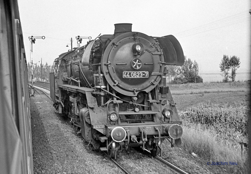 Am 20.08.1973 wartete die DR 44 0623-7 Lz und Tender voraus in Reinsdorf (b Artern) auf die Ausfahrt in Richtung Artern. (Foto: Joachim Neu)