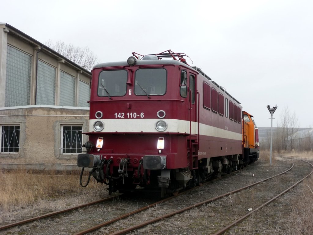 Am 24.02.2012 war die EBS 142 110-6 (91 80 6142 110-6 D-EBS) zu Gast in Karsdorf. Sie diente w�hrend der �berf�hrung der EBS 346 601-8 von Weimar nach Karsdorf ab Naumburg Hbf als  Bremswagen . (Foto: Klaus Pollm�cher)