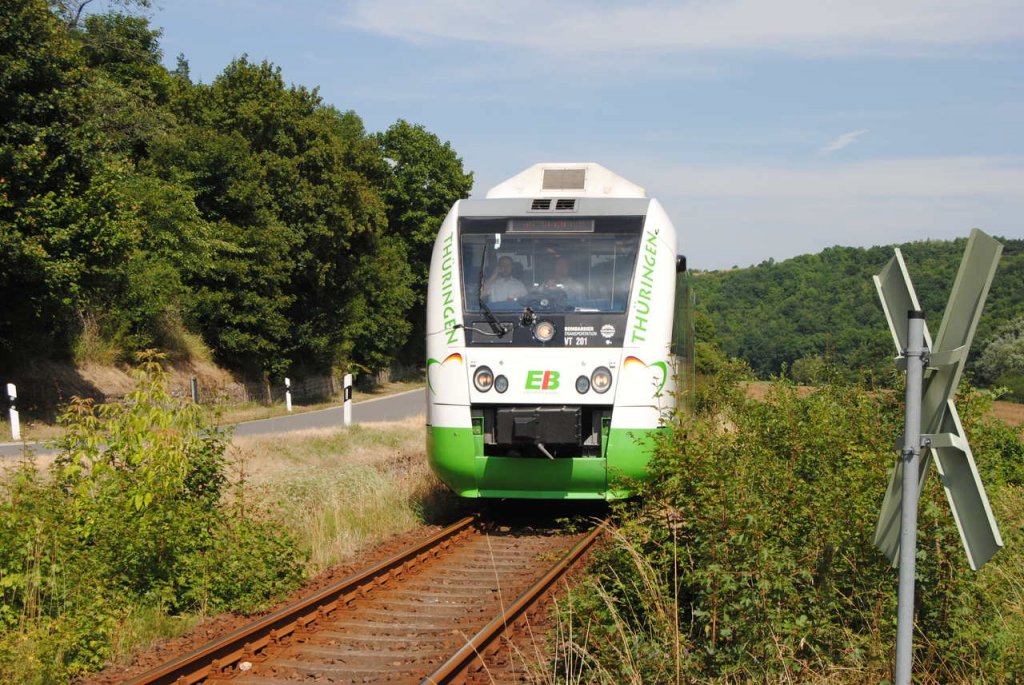 Am 26.07.2013 war der VT 201 der Erfurter Bahn au�erplanm��ig als RB 34878 von Naumburg Ost nach Wangen unterwegs. Er filmte im Auftrag von DB Netz die Strecke und ist hier zwischen Nebra und Wangen unterwegs. (Foto: dampflok015)