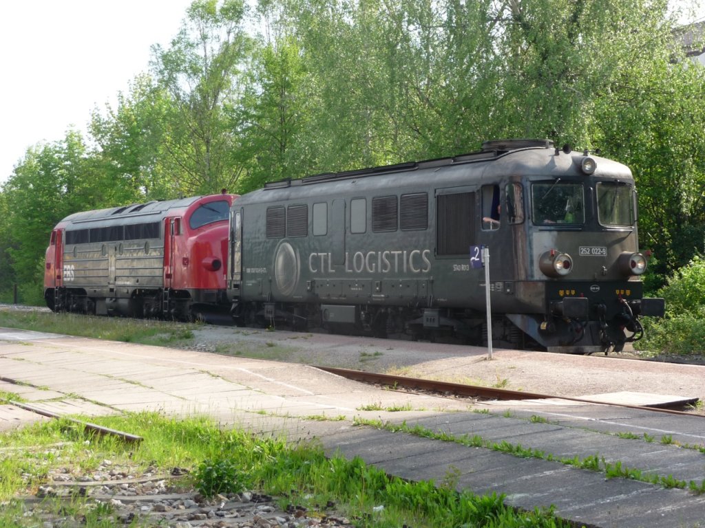 Am 29.04.2011 �berf�hrte die CTL 252 022-9 (92 80 1252 022-9 D-CTL) die defekte EBS MY 1131 (92 80 1227 003-1 D-EBS) von Riesa zur Werkstatt der Erfurter Bahnservice GmbH nach Karsdorf, hier zu sehen im Bf Freyburg. (Foto: Klaus Pollm�cher)