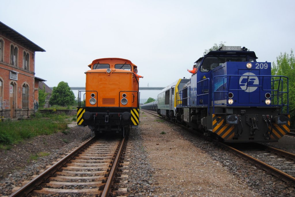 Am 31.05.2013 brachten die InfraLeuna Loks 209 + 263 006-9 jeweils einen Kesselwagenzug zur Abstellung nach Karsdorf. Bevor es gemeinsam wieder zur�ck ging, gab es noch eine Begegnung mit der EBS 346 601, die die Kesselwagen dann in den Anschluss der EBS gedr�ckt hat. (Foto: Dampflok015)