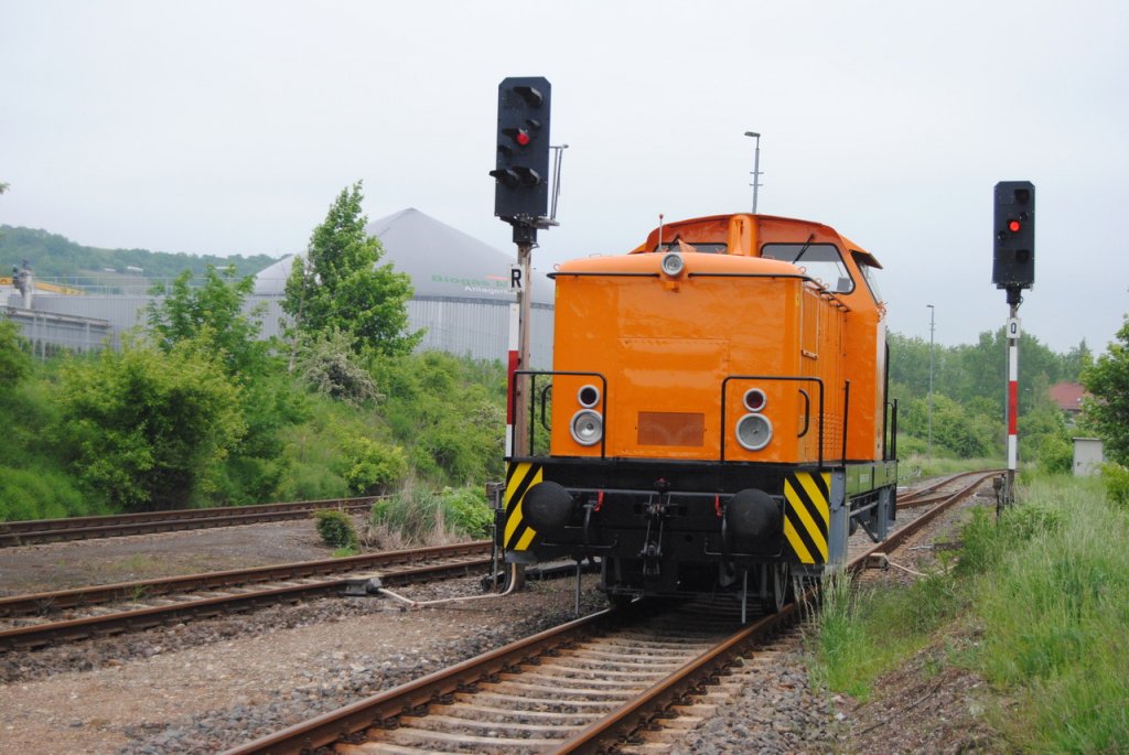 Am 31.05.2013 kommt die EBS 346 601 (98 80 3346 601-8 D-EBS) aus dem Anschluss vom Zementwerk gefahren, um im ehem. Bf Karsdorf Kesselwagen abzuholen, die auf den Anschlussgleisen abgestellt werden. (Foto: dampflok015)