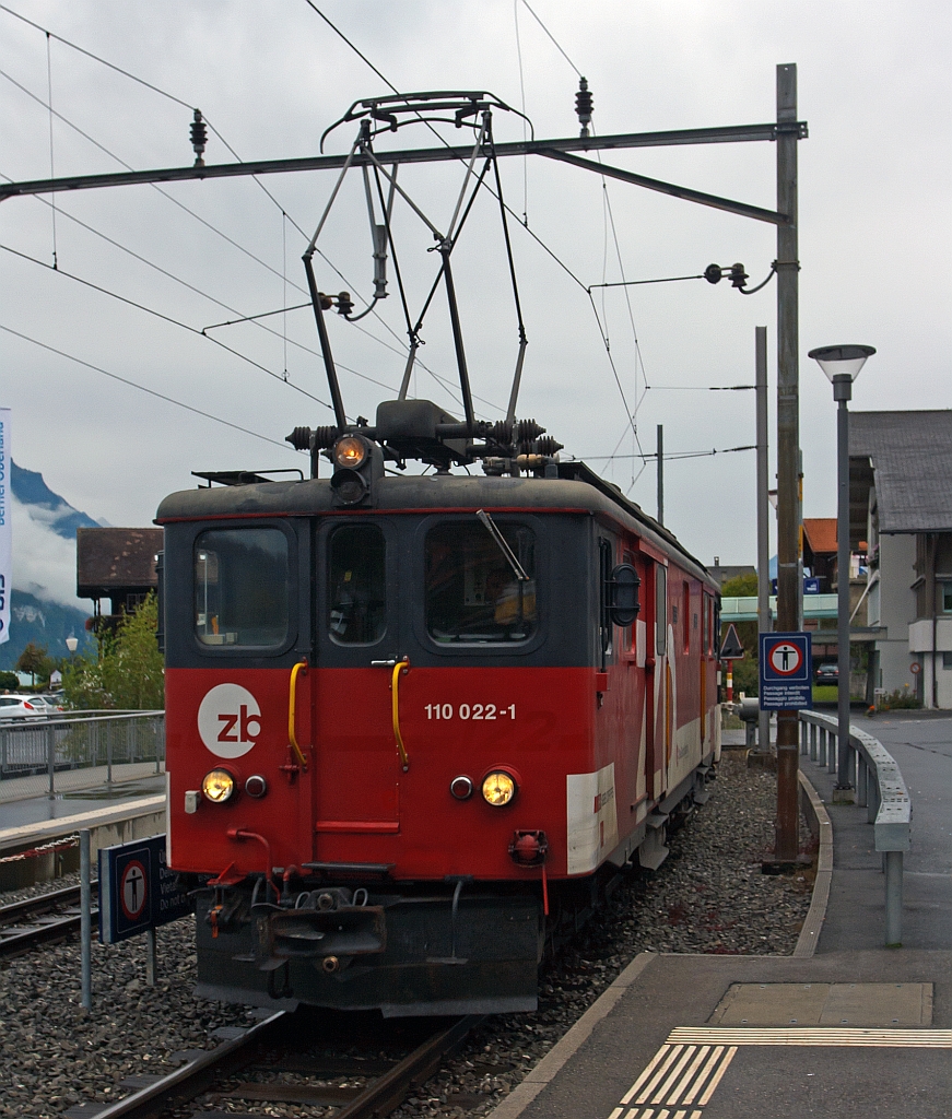 Brienz den 29.09.2012 - Was ist so besonders an dieser Lok - Nun da gibt es gleich zwei Besonderheiten: Zum ersten es ist Gep�cktriebwagen De 110 022-1 (ex De 4/4 122) der vor dem Umbau auf reinen Adh�sionsbetrieb die Deh 4/6 122 (ex 907), zum zweiten er zog den IR GoldenPass Panoramic der mir zwei meiner besten Freunde nach Brienz brachte.