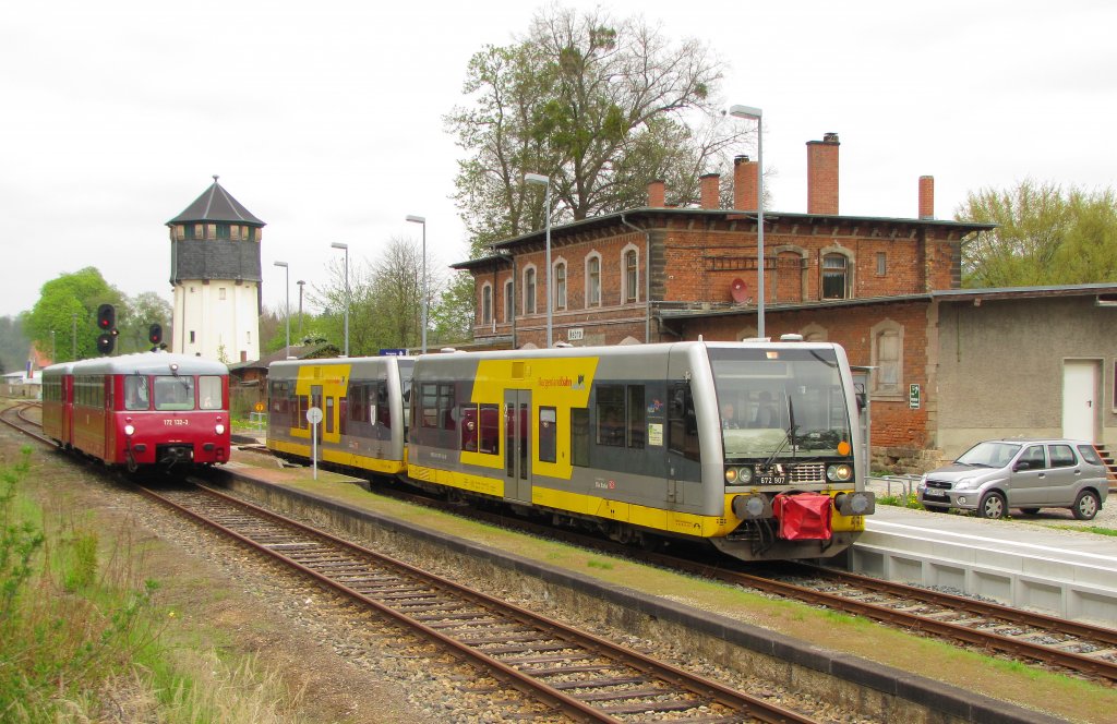 Burgenlandbahn 672 907 + 672 905 als RB 34876 (Naumburg Ost - Wangen) und K�stner Schienenbusreisen 172 132-3 + 172 171-1 als DLr 25710 aus Karsdorf, am 01.05.2013 im Bf Nebra.