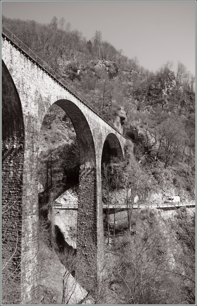 Centovalli - Hundert T�ler! Und die gilt es zu �berbr�cken: Hier ein Viadukt der Centovallibahn zwischen Corcapolo und Verdasio. 
24. M�rz 2011