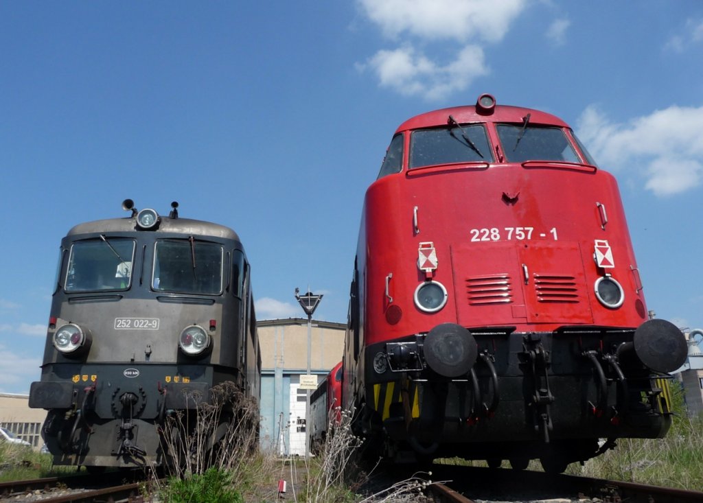 CTL 252 022-9 und die EBS 228 757-1 vor der Werkshalle der EBS in Karsdorf; 05.05.2011 (Foto: Klaus Pollm�cher)