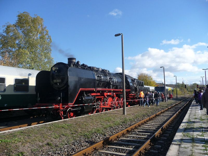 Da die 41 1144-9 zu einer Fahrwerksuntersuchung im Dampflokwerk Meiningen war, brachte die dortige werkseigene 50 3501 den  Rotk�ppchen-Express II  aus Eisenach nach Karsdorf und stand dann f�r F�hrerstandsmitfahrten zur Verf�gung; 24.10.2010. (Foto: Ralf Kuke)