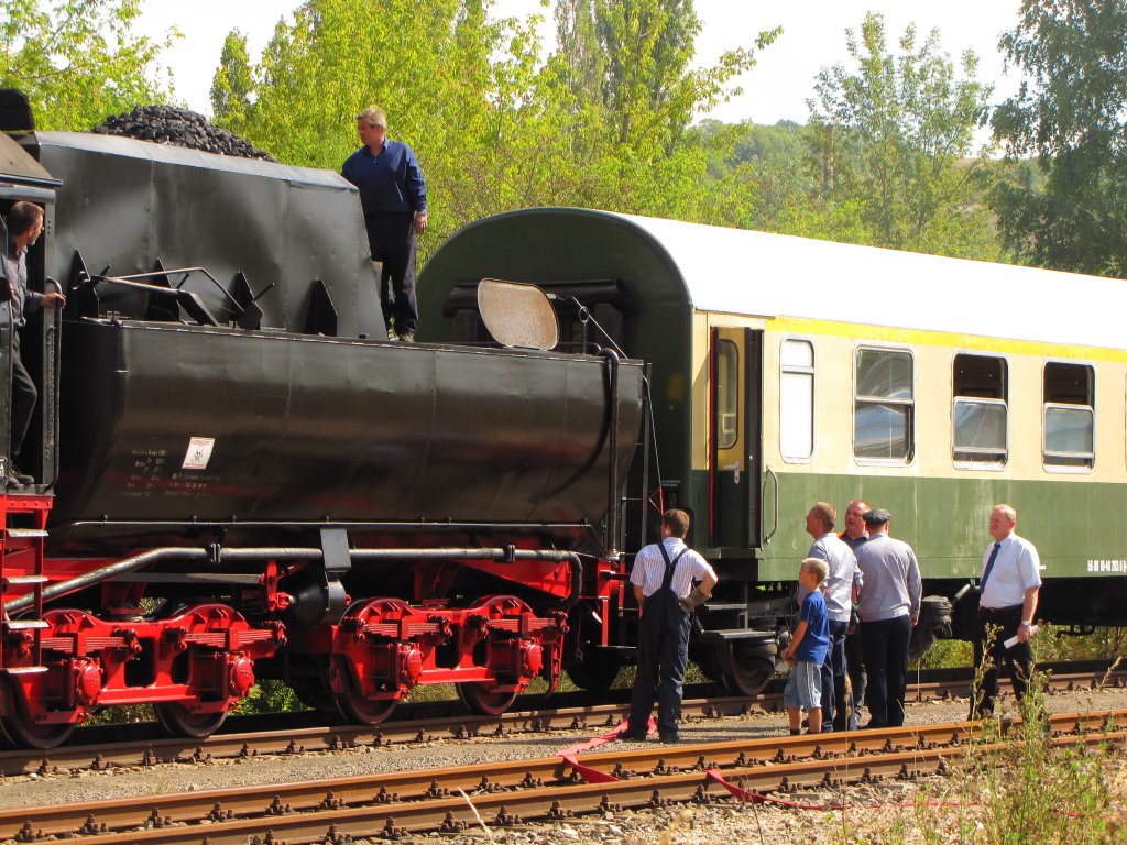 Das Lokpersonal der 52 8154-8 vom Verein Eisenbahnmuseum Bayerischer Bahnhof zu Leipzig e.V., bei den Vorbereitungen zum Wasser fassen gemeinsam mit der Ffw Karsdorf im ehemaligen Bf Karsdorf. Der Sonderzug aus Leipzig war anl��lich des Freyburger Weinfests im Unstruttal und fuhr zur Abestellung nach Karsdorf.