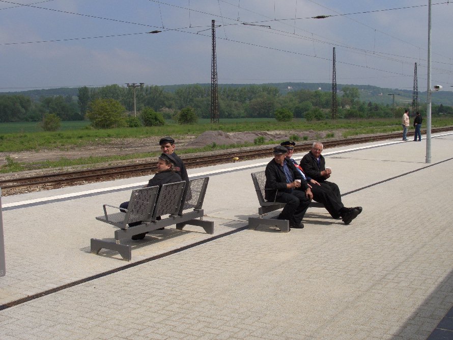 Das Lokpersonal von DB Museum 03 1010 und der EMBB 52 8154-8 am 19.05.2013 w�hrend einer kurzen Pause in Naumburg Hbf. (Foto: Holger Kames)