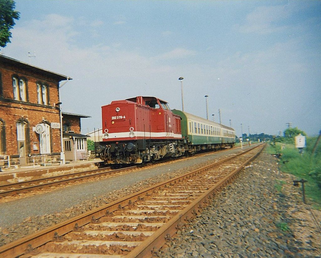 DB 202 379-4 mit einem Personenzug von Naumburg (S) Hbf nach Artern im Bf Gehofen. Der erste Wagen ist ein ehem. Schnellzugabteilwagen (Bom), der zweite ist ein Gro�raumwagen, was man an der unterschedlichen Anordnung der Wagent�ren erkennen kann; 02.07.1995 (Foto: Reichsbahner1981)