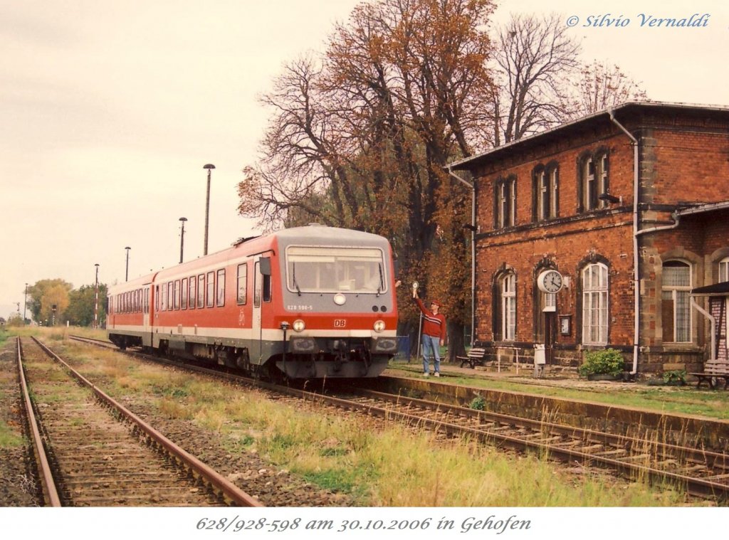 DB 628 598-5 als RB von Artern nach Naumburg (S) Hbf, am 30.10.2006 mit dem Fahrdienstleiter in Gehofen. (Foto: Silvio Vernaldi)
