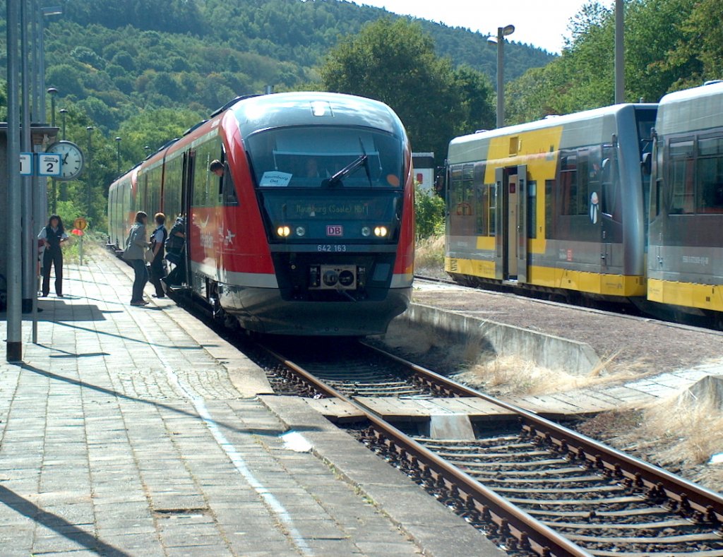 DB 642 163-0 + 642 669-6 als RB 25977 von Nebra nach Naumburg Ost, im Bf Nebra; 12.09.2009