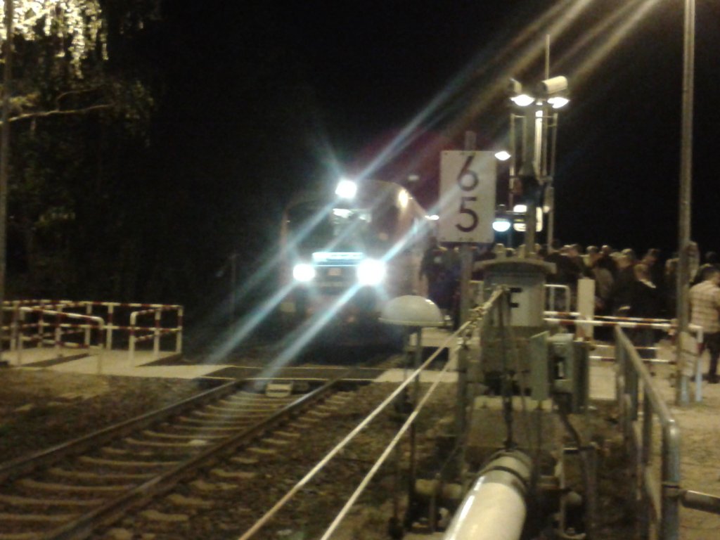 DB 642 163 als RB 34989 nach Halle (S) Hbf, am Winzerfestsonntag um 0:37 Uhr am Hp Freyburg. Zuvor kam der Zug als Lt 34989 aus Nebra. Dies ist die einzigste Direktverbindung des Jahres von Freyburg nach Halle.