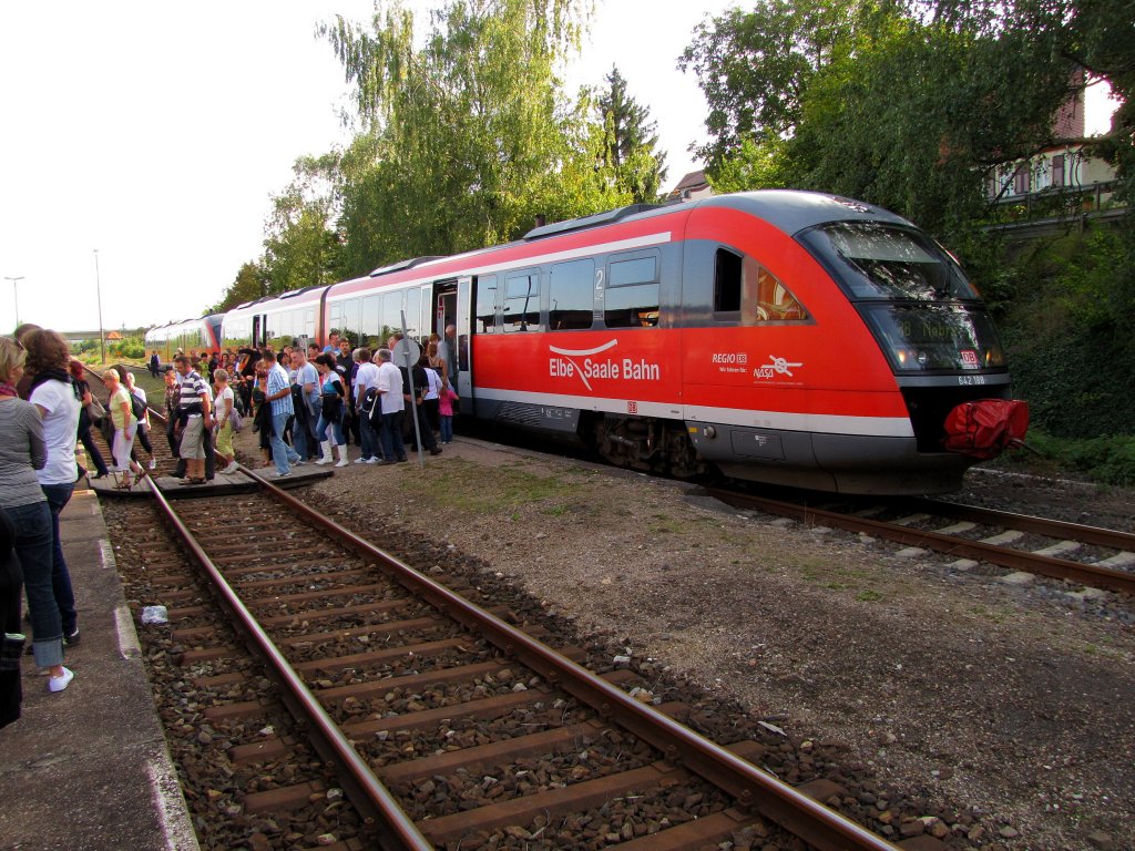 DB 642 188 als RB 25882 von Naumburg Ost nach Nebra, am Winzerfestsamstag den 11.09.2010 im Bf Freyburg.