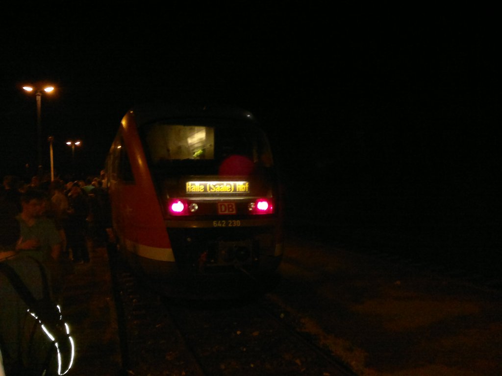 DB 642 230 als RB 34995 nach Halle (S) Hbf, im Bf Freyburg. Zum Winzerfest bot die Bahn diese n�chtliche Direktverbindung an, die auch von zahlreichen Fahrg�sten dankend genutzt wurde; 11.09.2011
