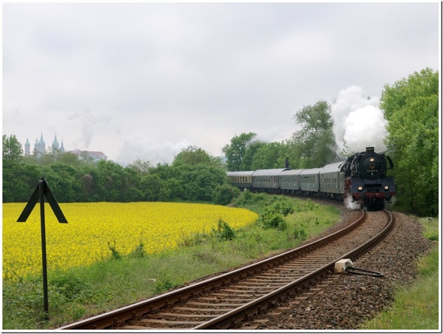 DB Museum 03 1010 und EMBB 52 8154-5 am Zugschlu� mit dem DPE 37690 von Leipzig Hbf nach Ro�bach und weiter nach Freyburg, am 19.05.2013 bei Naumburg. Grund der Sonderfahrt war die  Saale-Weinmeile , die zwischen Ro�bach und Bad K�sen stattgefunden hat. (Foto: Steffen Tautz)