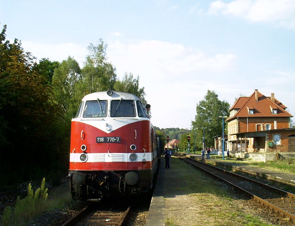 Die 118 770-0 der IG 58 3047 e.V. mit dem Winzerfestsonderzug nach Glauchau, kurz vor der abendlichen R�ckfahrt am 17.09.2006 im Bf Freyburg. (Foto: Holger Stoll