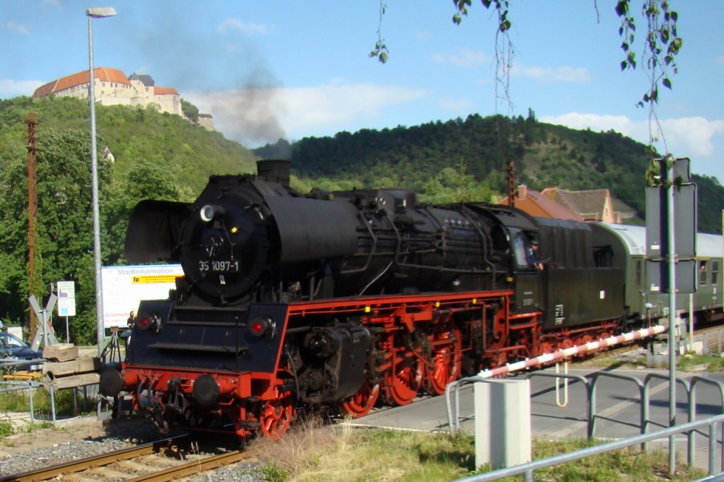 Die 35 1097-1 der IG 58 3047 e.V. als Schlusslok am DPE 91540 von Karsdorf nach St. Egidien, am 09.06.2012 am Hp Freyburg. (Foto: G�nther G�bel)