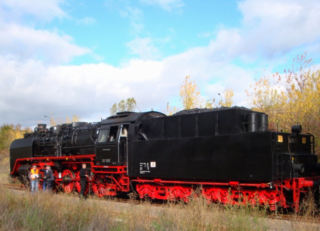 Die 50 3501 vom Dampflokwerk Meiningen im Bf Karsdorf; 24.10.2010 (Foto: G�nther G�bel)