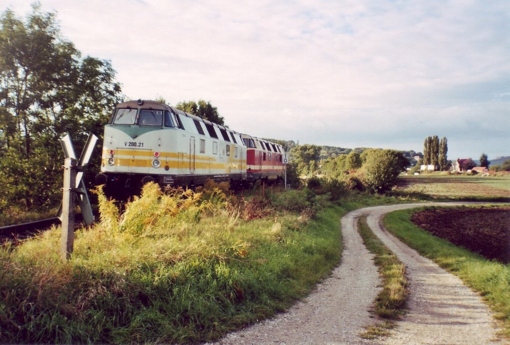 Die defekte V200.21 ist eine ehemalige Lok der KEG (ex. KEG 2004 / ARCO 5200.04-3) und geh�rt mittlerweile der Eisenbahnbewachungs GmbH (EBW). Hier wird sie von der roten ARCO 5250.05-5 zu Reperaturarbeiten nach Karsdorf geschleppt; 18.09.2007