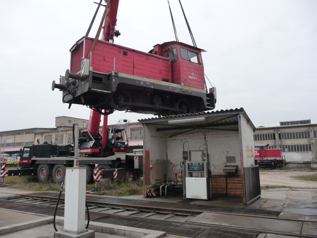Die von der EBS gekaufte 312 113-4 (ex  Werklok 2  vom DB Betriebshof Erfurt) kurz vor dem eingleisen an der EBS Werkstatt in Karsforf, wo die Lok eine neue Hauptuntersuchung bekommt. Bekannt ist die Lok auch unter V23; 18.11.2011 (Foto: Klaus Pollm�cher)