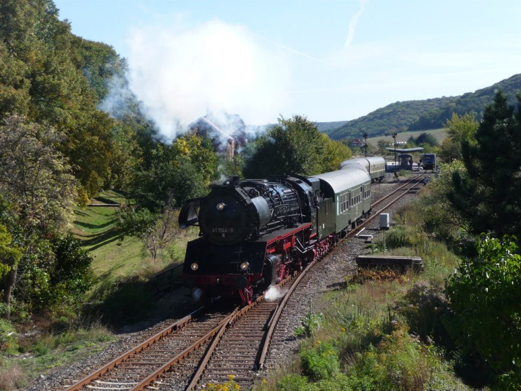 Die Eisenacher 41 1144-9 mit leeren RE 16580 von Freyburg nach Karsdorf, am 30.09.2012 bei der Ausfahrt nach dem Kreuzungshalt in Laucha. (Foto: Klaus Pollm�cher)
