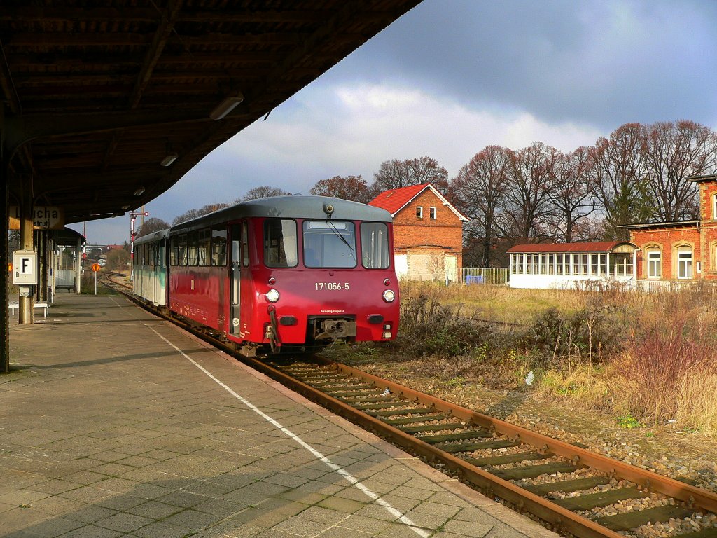 Die Ferkeltaxen 171 056-5 + 772 367-9 der TG Ferkeltaxi beim warten auf die abendliche R�ckfahrt nach Reuth (V), am 12.12.2009 in Laucha. Der Sonderzug brachte Besucher aus dem Vogtland zu Deutschlands gr��tem M�rchenumzug nach Bad Bibra bis Laucha.