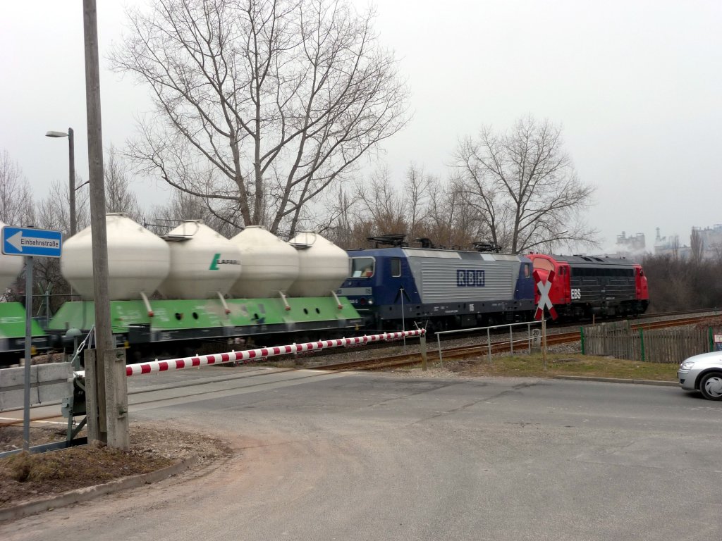 Die NOHAB MY 1131 (92 80 1227 003-1 D-EBS) der Erfurter Bahnservice GmbH mit der abgeb�gelten RBH 115 (91 80 6143 068-5 D-RBH) und dem Zementzug nach Č��kovice in Tschechien, bei der Ausfahrt in Karsdorf. Die Ellok wird den Zug ab Naumburg Hbf bespannen; 18.02.2011 (Foto: Klaus Pollm�cher)