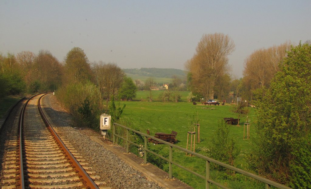 Die Unstrutbahn in der Ortslage Balgst�dt. Rechts sieht man den Bootsanleger f�r Wassersporttouristen; 21.04.2011
