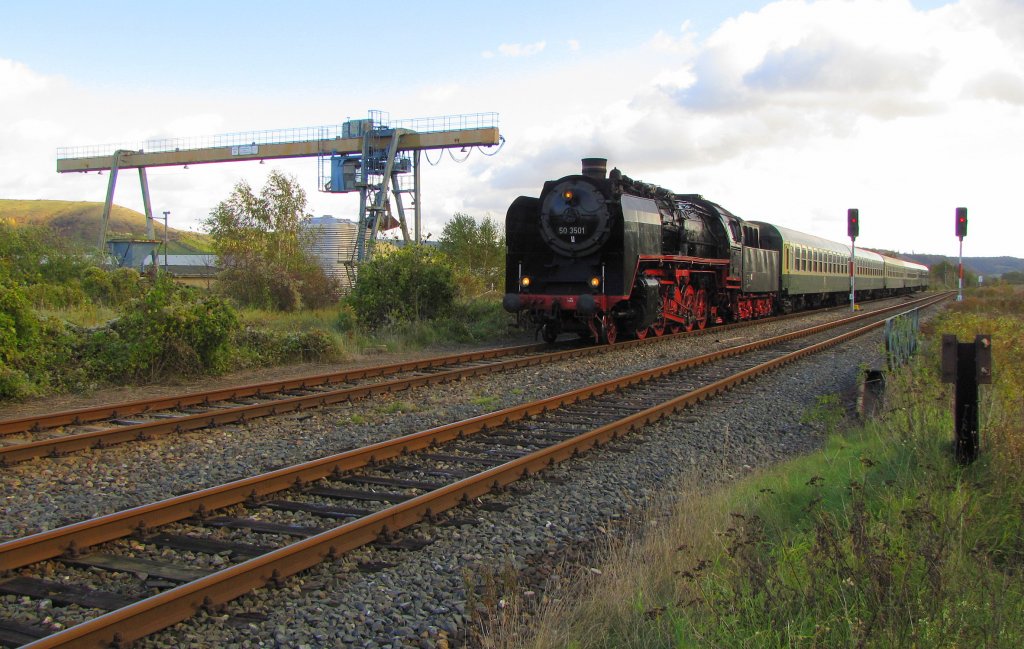 DLW 50 3501 mit dem Lr 74611 von Freyburg nach Karsdorf, in H�he des ehemaligen Kohleverladekran in Laucha; 24.10.2010