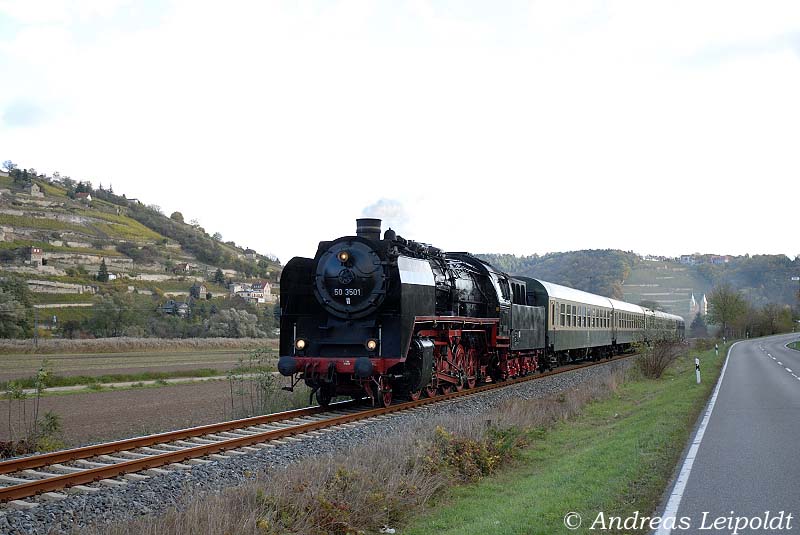 DLW 50 3501 mit dem Lr 74611 von Freyburg nach Karsdorf, bei Balgst�dt; 24.10.2010 (Foto: Andreas Leipoldt)