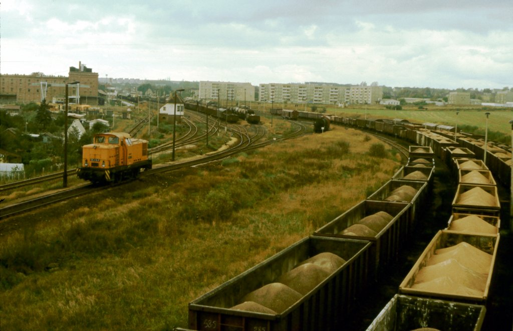 DR 106 470-8 beim Rangierdienst im Bf Ro�leben; 01.10.1989 (Foto: Klaus Pollm�cher)
