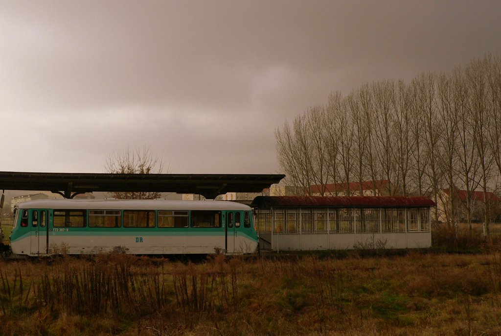 DR 772 367-9 der Wisentatalbahn im Bf Laucha; 12.12.2009