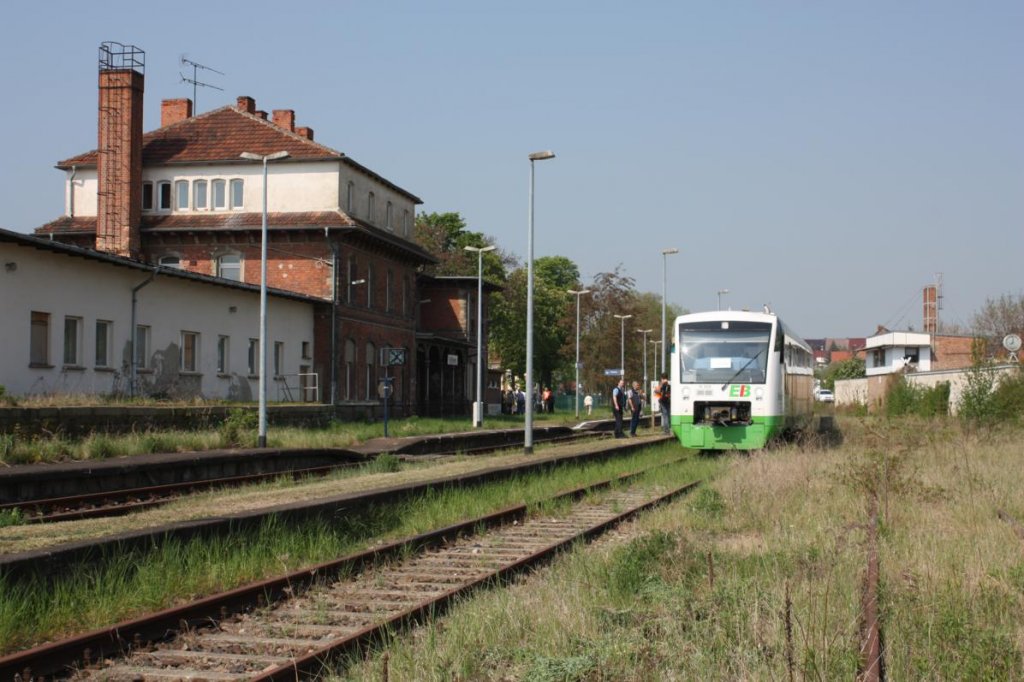 EB VT 009  Erfurt  als DPE 91385  Unstrut-Schrecke-Express I  aus Erfurt Hbf im Zielbahnhof Ro�leben. Von hier aus begann die Wanderung unter dem Motto  Fr�hlingserwachen  ins Kloster Donndorf und die Naturf�hrung durch den erwachenden Fr�hlingswald der Hohen Schrecke, vorbei an Streuobstwiesen und den naturnahen Buchenwald; 01.05.2012 (Foto: Tom Radics)