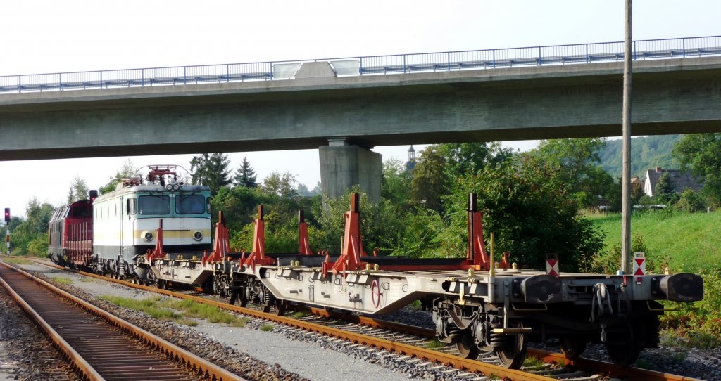 EBS 228 751-1 + KEG 7001 als DGS 95125 von Karsdorf nach Rostock Seehafen, beim Kreuzungshalt in Freyburg; 22.08.2011 (Foto: Klaus Pollm�cher)