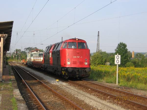 EBS 228 751-1 mit der KEG 7001 auf der Fahrt von Karsdorf nach Rostock Seehafen, beim Kreuzungshalt in Naumburg Hbf; 22.08.2011 (Foto: Hans Grau)