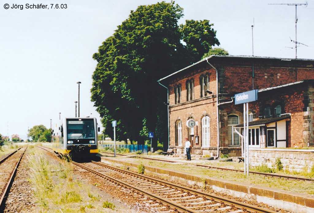 Ein VT 673 der KEG am 07.06.2003 als RB von Artern nach Naumburg Hbf, beim Halt in Gehofen. Die Ausma�e einiger Bahnh�fe zeugten von der Bedeutung der Strecke vor der  Wende . Am 7.6.03 war der Dienst f�r den Fahrdienstleiter in Gehofen aber langweilig: Nur noch f�r die etwa st�ndlich durchfahrenden Triebwagen musste er die Schranken des angrenzenden Bahn�bergangs rauf- und runterkurbeln. (Foto: J�rg Sch�fer)